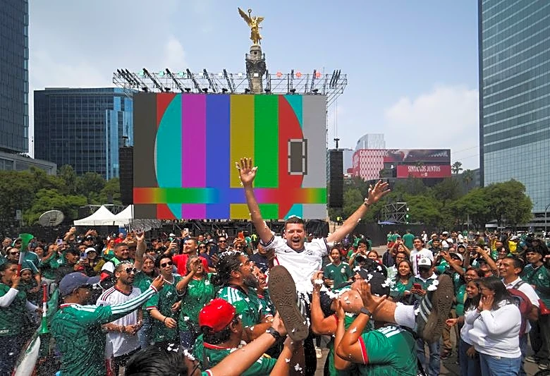 Soccer-'It's going to be mental' -- atmosphere sizzles ahead of Mexico v England