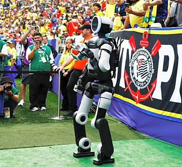 Soccer-Atlas, the humanoid robot, delivers match ball at World Cup