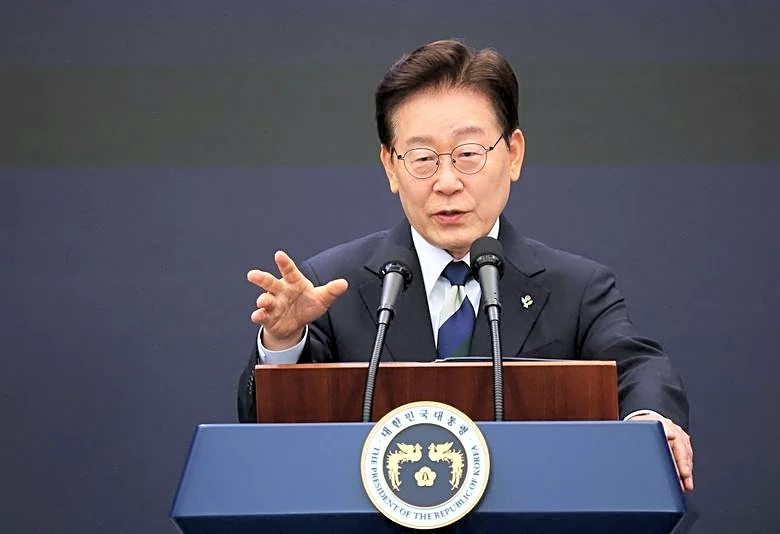 South Korea's Lee urges speed in launching mega chip projects