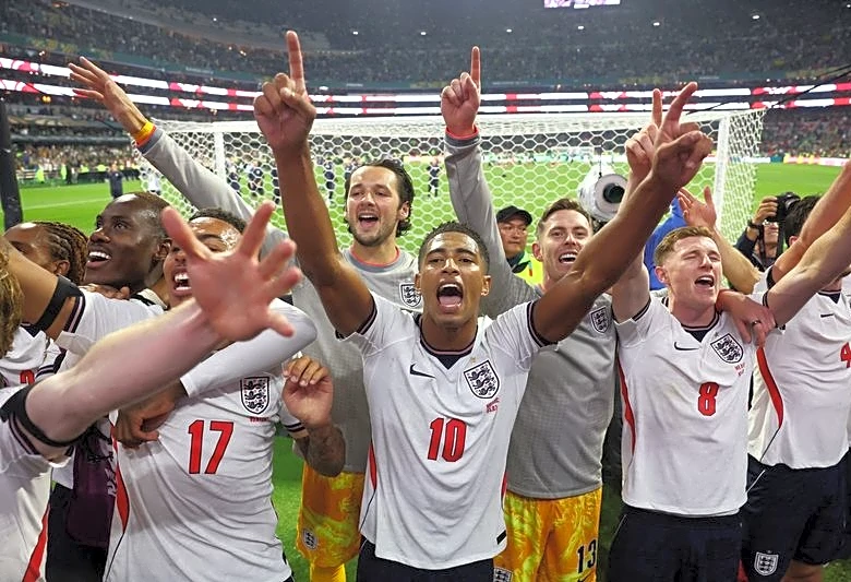 Soccer-Ten-man England beat battling Mexico 3-2 in last-16 thriller