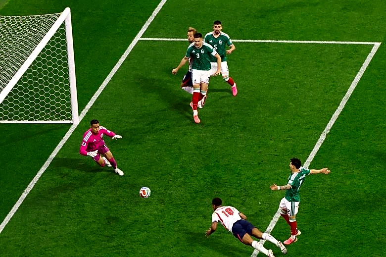 Soccer-Ten-man England hang on to beat battling Mexico 3-2 in last-16 thriller