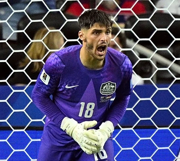 Soccer-Australia's Beach backs coach after goalkeeper switch falls flat in World Cup shootout