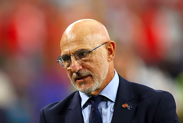 Soccer-De la Fuente sings Lamine's praises as Spain reach World Cup quarter-finals