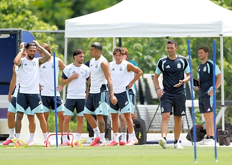 Soccer-No clear favourites for World Cup, says Argentina's Scaloni ahead of Egypt clash