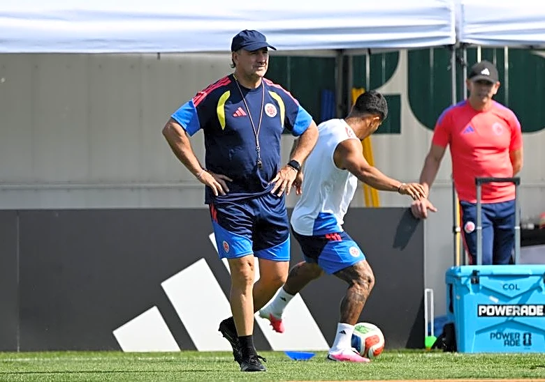 Soccer-Flexibility key for Colombia's Lorenzo as Swiss challenge awaits