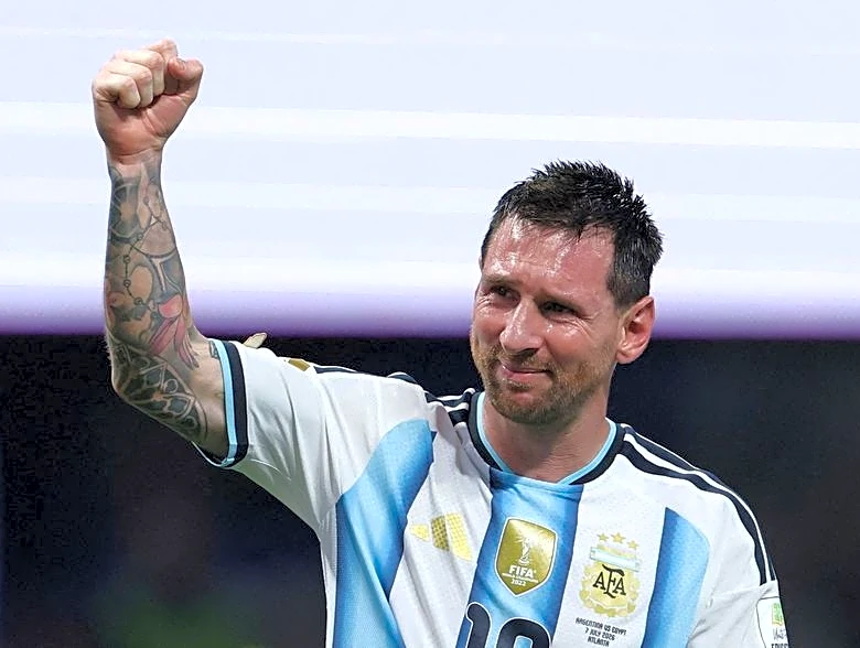 Soccer-Messi inspires Argentina in stunning late comeback to see off Egypt