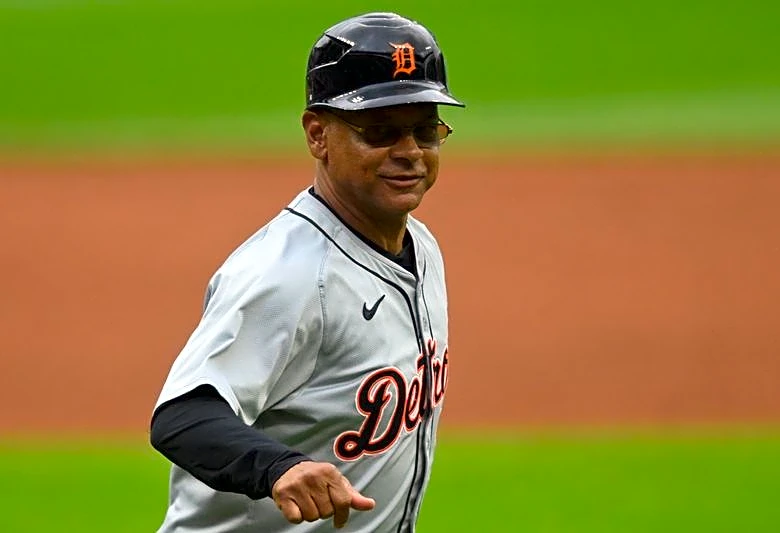 Tigers, 3B coach Joey Cora agree to part ways