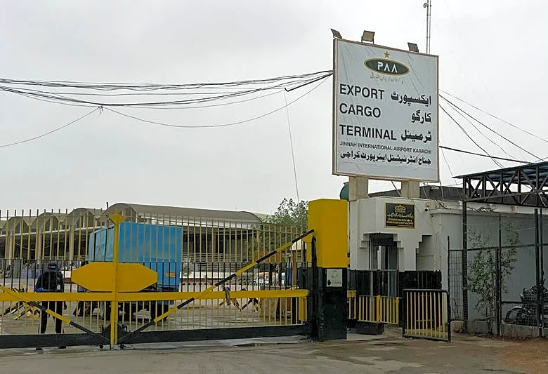 Pakistani rescuers scour waters for cargo plane missing off Karachi coast