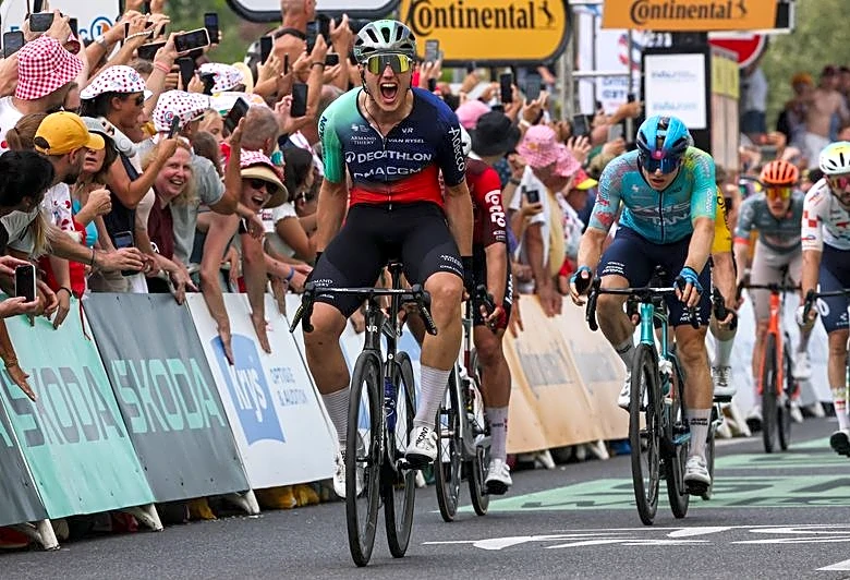 Cycling-Dutch debutant Kooij wins Tour de France stage five in chaotic finish