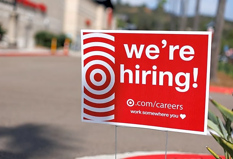 US weekly jobless claims fall amid stable labor market conditions
