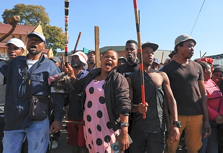 South African protesters go door-to-door forcing immigrants from their homes