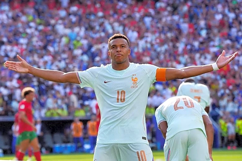 Soccer-Mbappe strikes again after missing penalty as France outclass Morocco to reach semi-finals