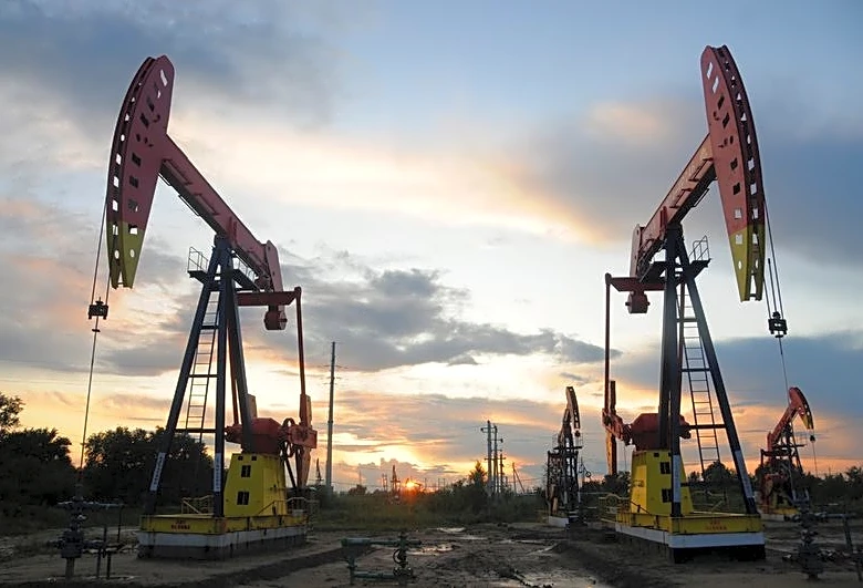 Oil edges lower, but heads for weekly gain as Middle East supply risks persist