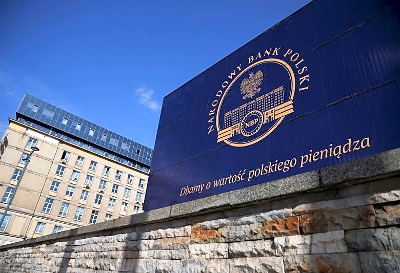 Two Polish central bankers see no rush to cut rates after summer