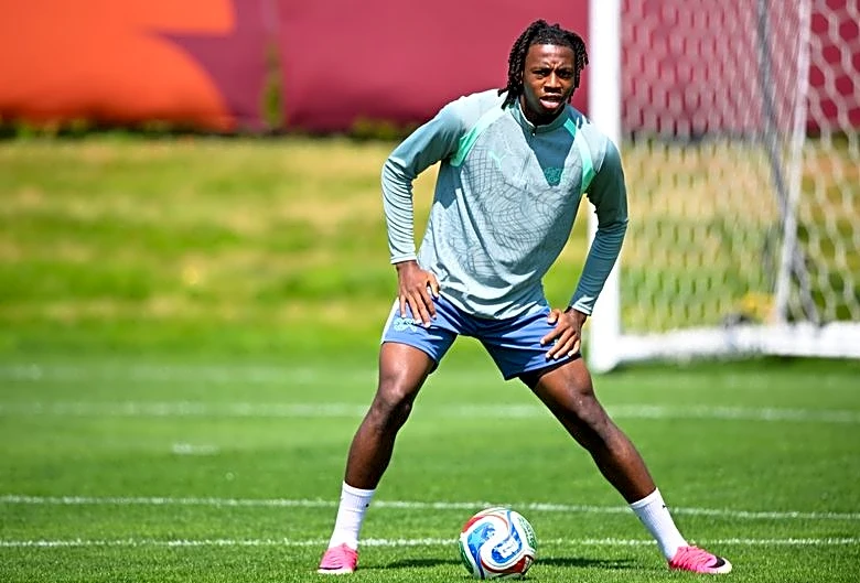 Soccer-Swiss without injured Manzambi for Argentina quarter-final, Yakin says