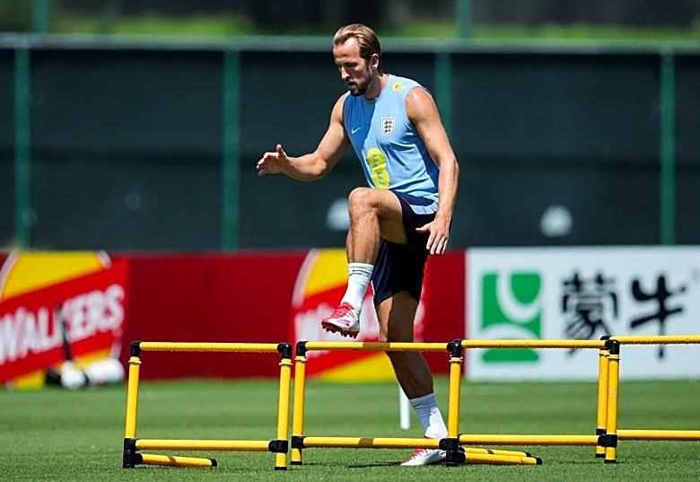 Soccer-England's Kane confirms golf outing with Trump, praises president's game