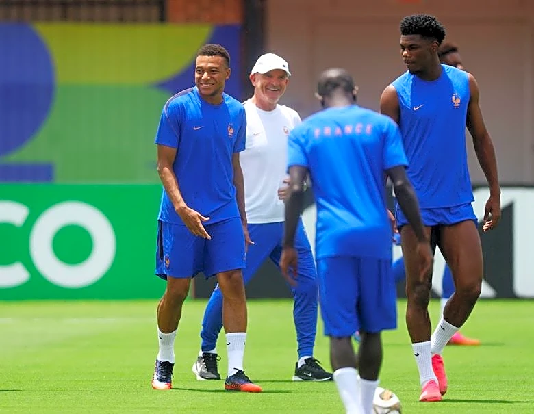 Soccer-France’s secret weapon: the conversations nobody else hears