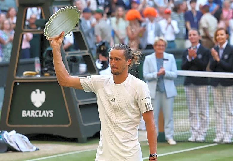 Alexander Zverev now No. 2, ahead of injured Carlos Alcaraz
