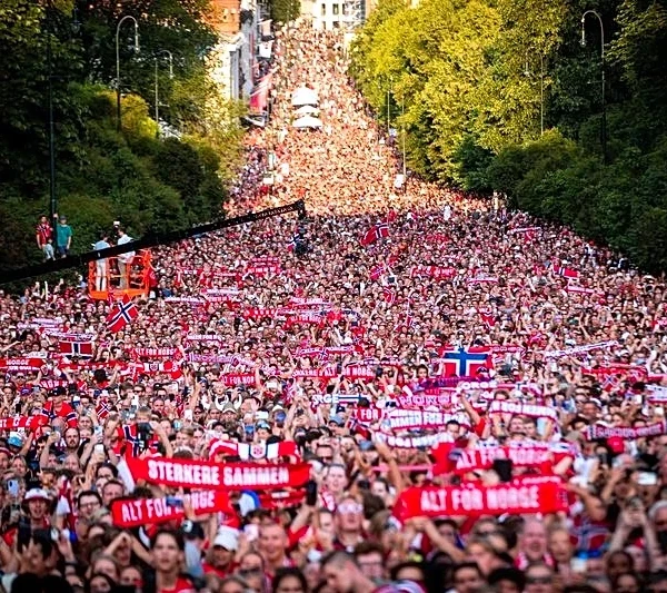 Soccer-Norway turn World Cup heartbreak into celebration as huge crowds pack capital