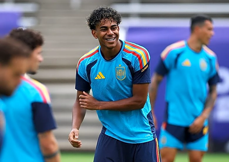 Soccer-Lamine's great World Cup day still to come, says Spain's De la Fuente