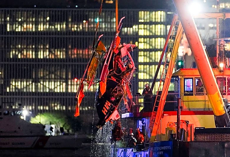 NTSB finds evidence of bird strike before fatal New York helicopter crash