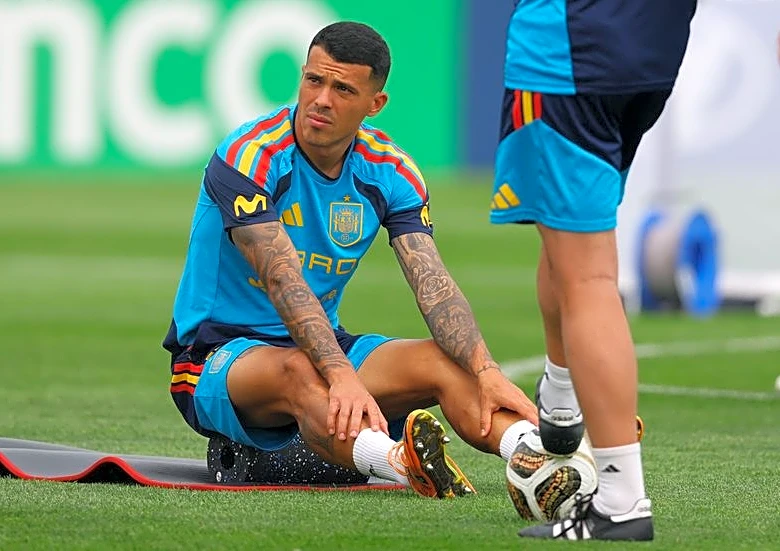 Soccer-Porro picks perfect moment to make Spain's right-back spot his own
