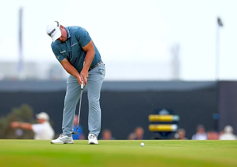 Golf-New Zealand's Fox shares Open lead after record-equalling 62