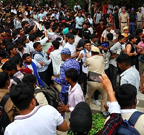 Police cane supporters of India's cockroach movement as thousands gather for march