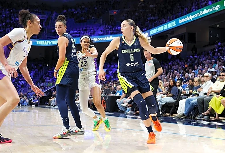 Paige Bueckers leaves game after collision, hitting head on floor
