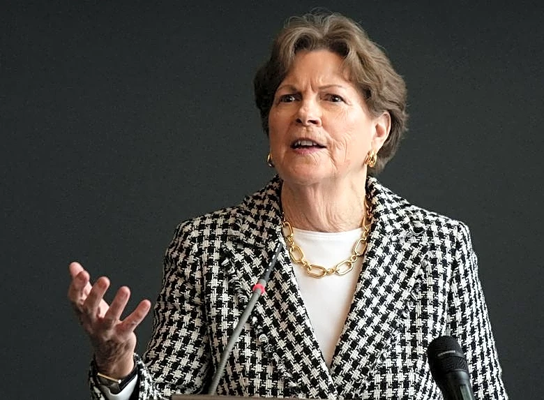 US senators at airshow to reassure foreign defense contractors, urge tariff-free trade