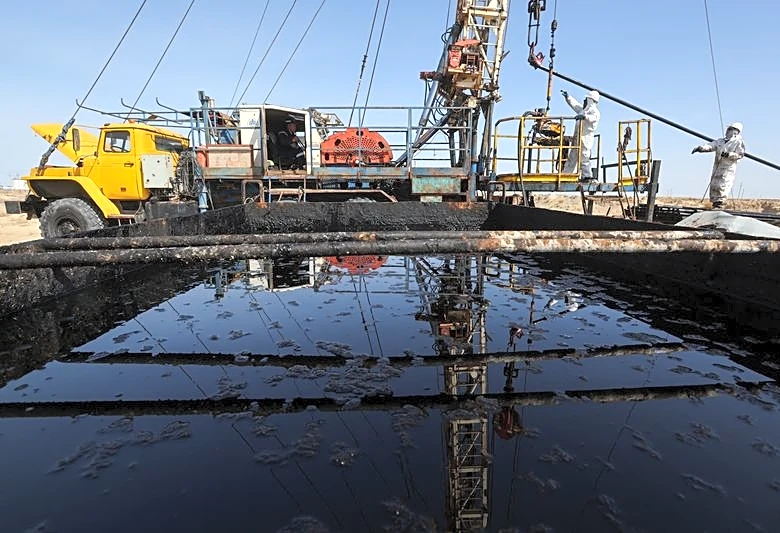 Oil prices dip as mediation efforts offset US-Iran strikes