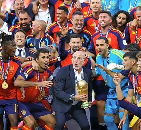 Soccer-We are the most united team, says emotional Spain coach De la Fuente