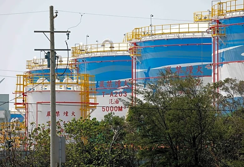 Analysis-Mideast war escalation threatens recovery in global oil refining