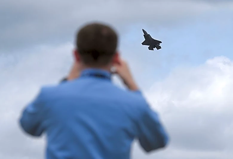 US politicians pitch aviation, space business at Farnborough Airshow