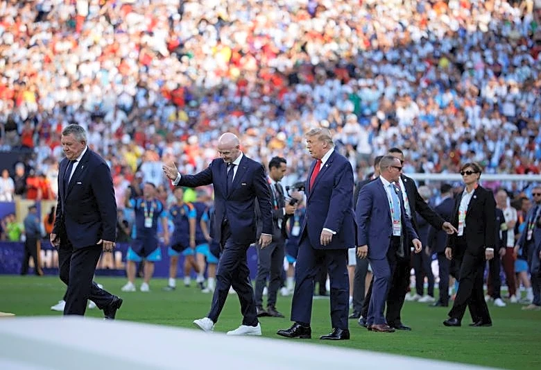 Soccer-IOC rejects human rights group complaint against Infantino over Trump support