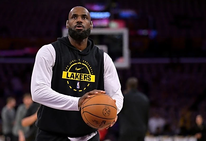 Sixers give 'King James' royal welcome to Philadelphia