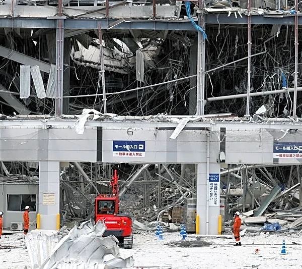 Rescuers haul survivors from wrecked Japan mall as earthquake toll hits 13
