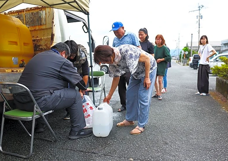 Japan quake survivors battle thirst, heat as death toll rises to 25