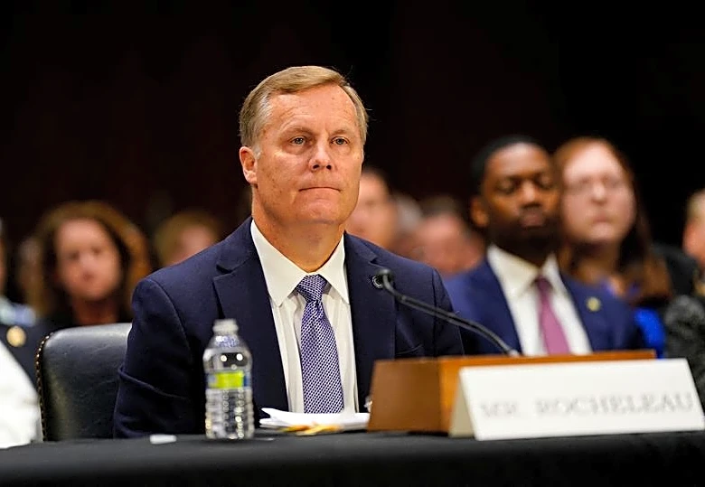 FAA official who led response to fatal collision is stepping down