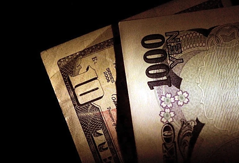 Dollar eases against yen as intervention risks keep traders wary