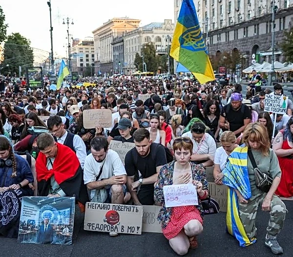 Thousands rally in Kyiv demanding ousted defence minister's reinstatement