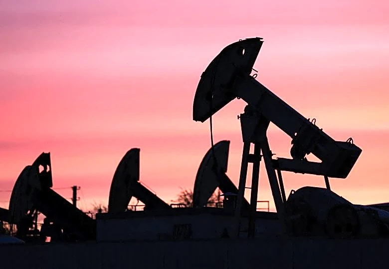 Oil slumps on hopes of Iran deal, yen firms up after intervention