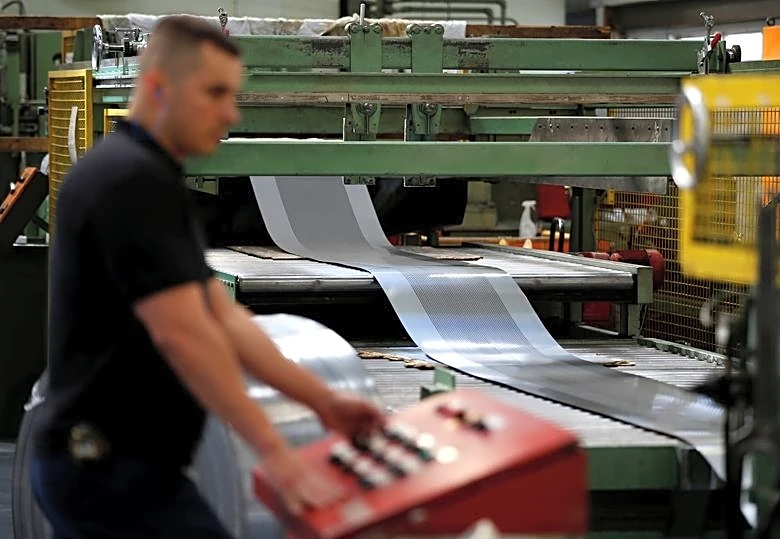 UK July manufacturing PMI revised down to 4-month low