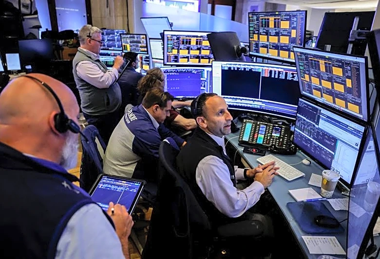 Wall St futures edge up on Mideast deal hopes; healthcare in focus