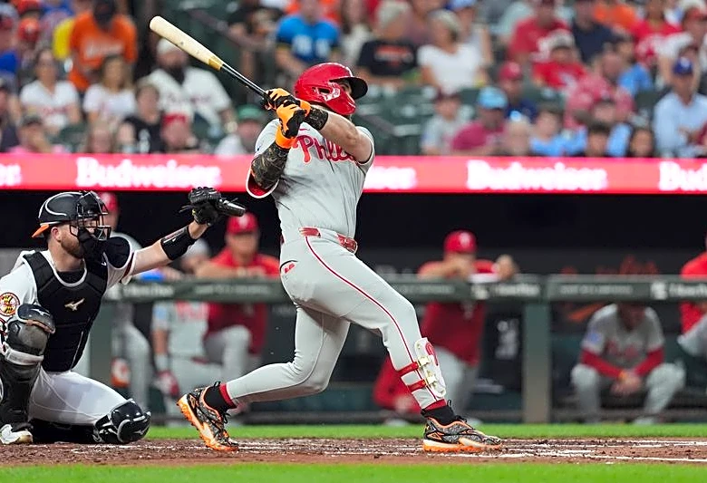 Phillies' Bryce Harper returning to right field after Luis Arraez deal
