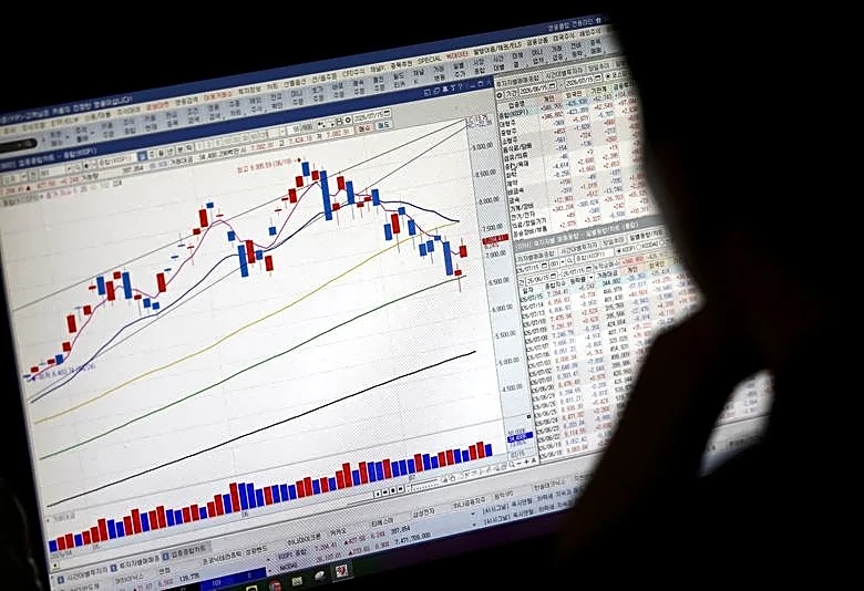 Asia stocks move higher on Wall Street lead, oil steady