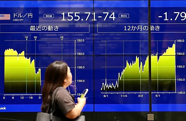 Morning Bid: Yen clings to gains but bond pressure builds