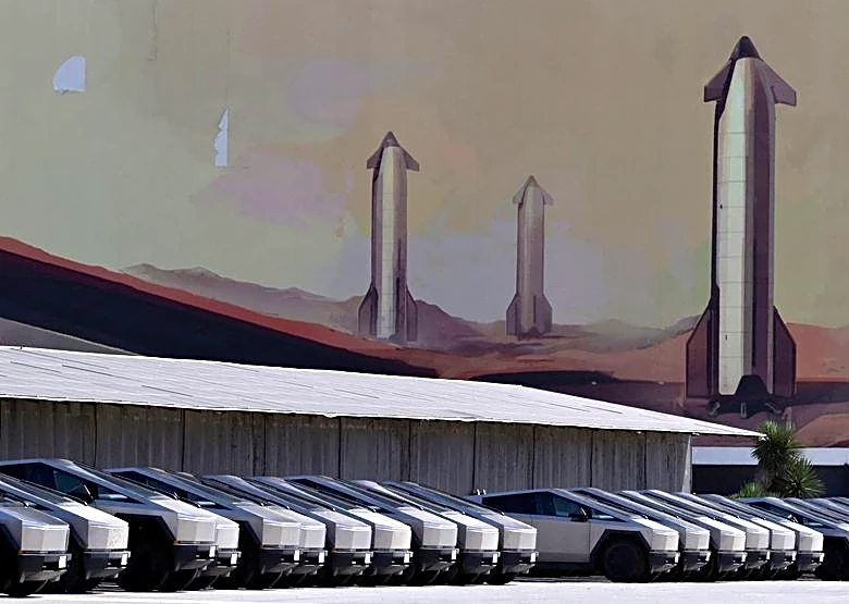 SpaceX's satellite ambitions squeeze out rivals reliant on its rockets