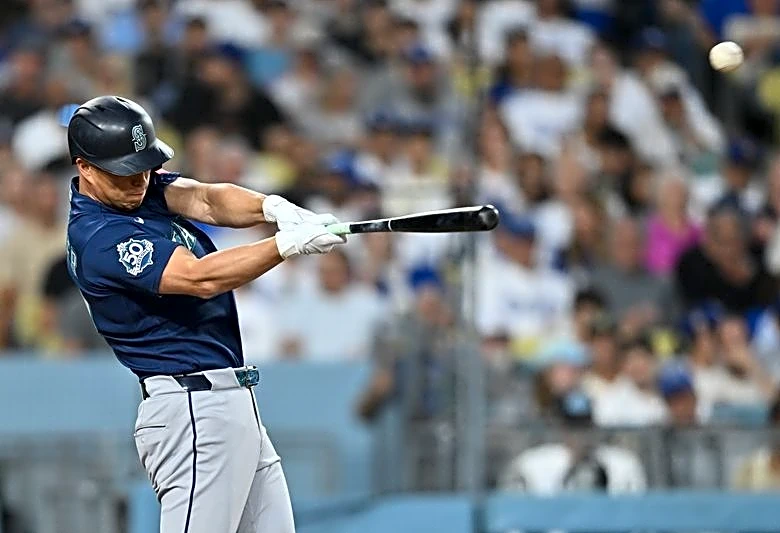 Mariners cut loose veterans Rob Refsnyder, Mitch Garver