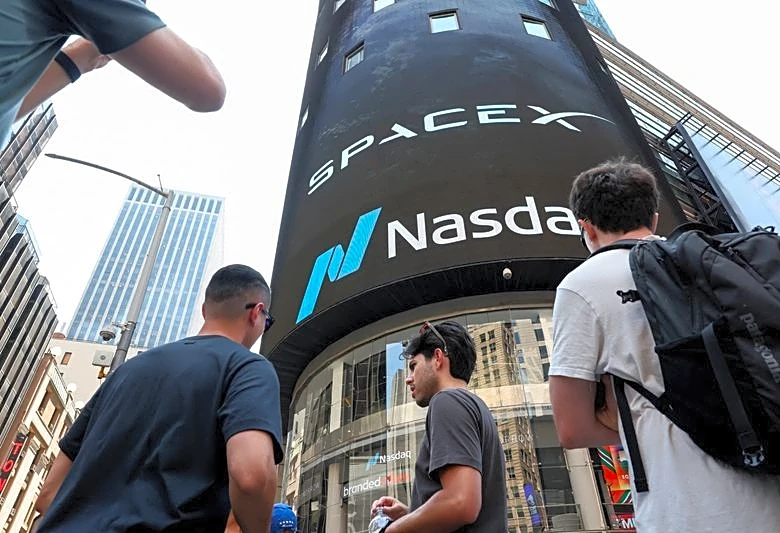 SpaceX's mobile ambitions jolt US telecom market, analysts debate threat